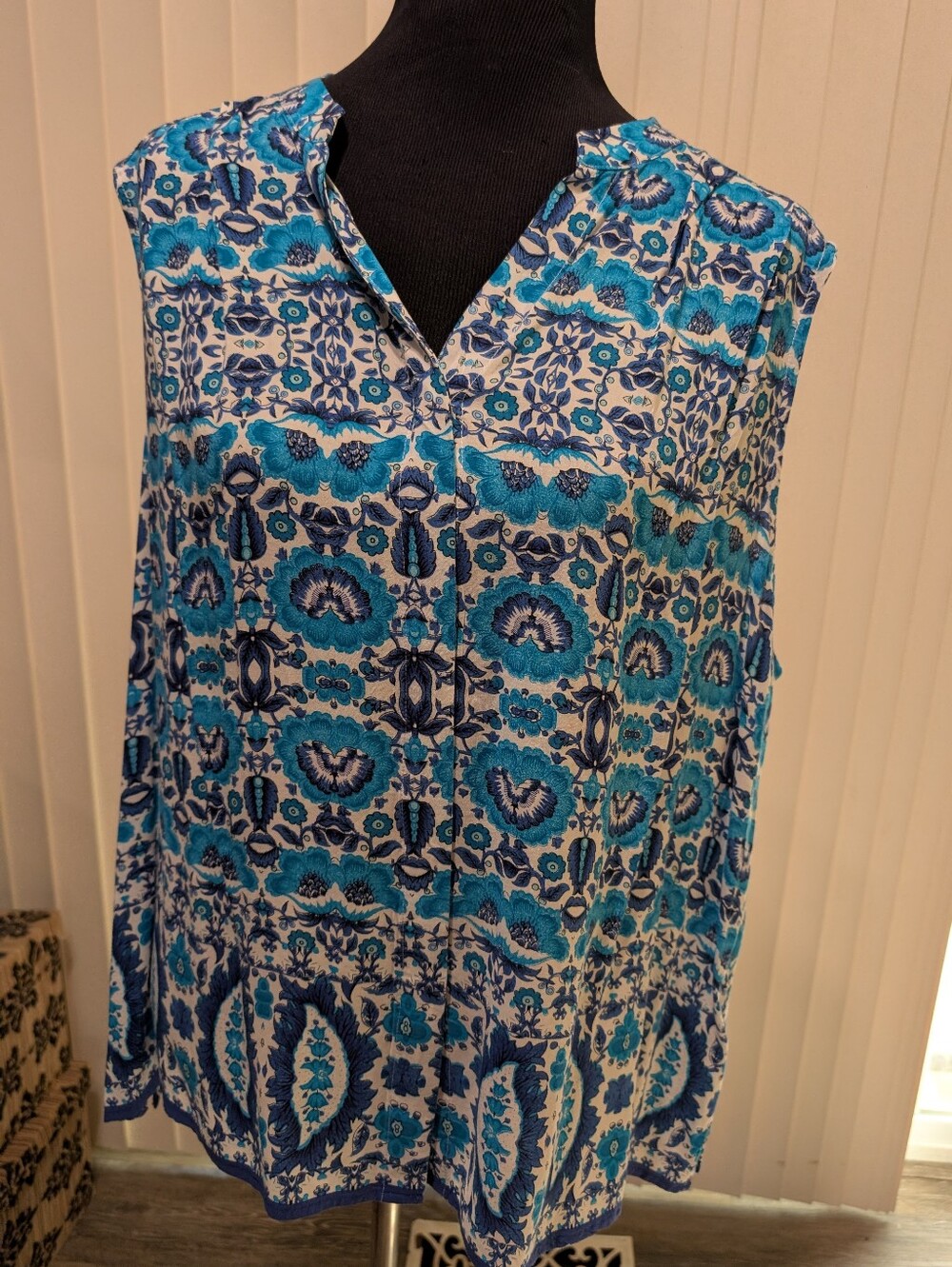 Ava Christine Blue And White Floral Sleeveless Button Down Top